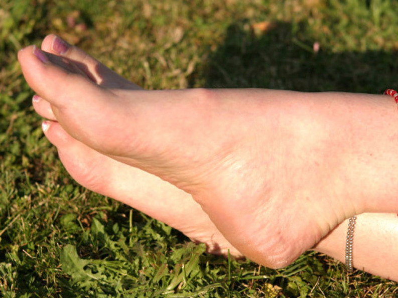 Mandy moore bare feet