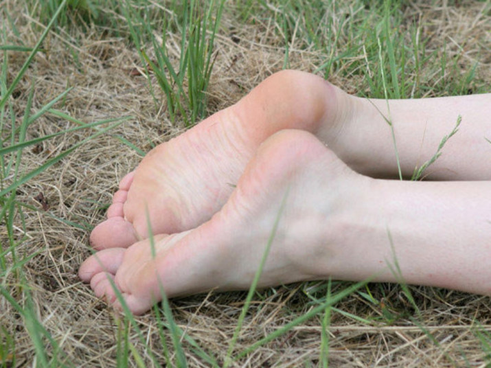 Foot nylons under