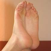 pretty women bare feet
