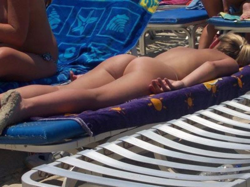 Brazilian beach girl pic