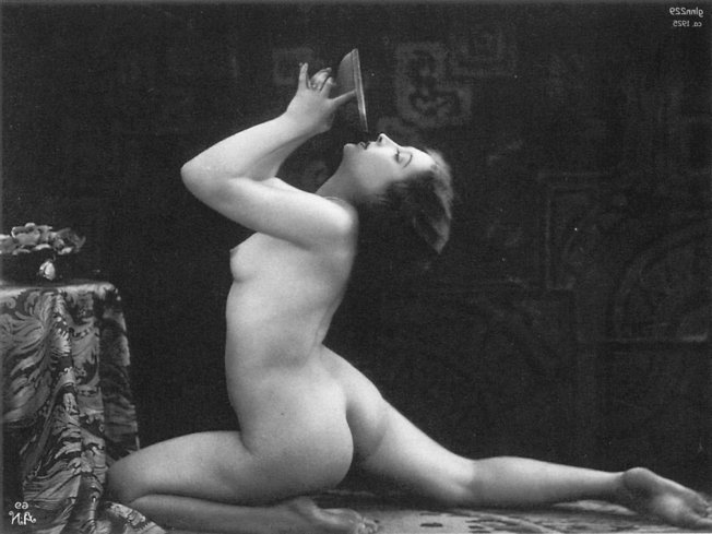 Vintage nude woman pic